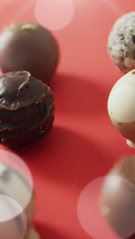 animación de la luz sobre pralinas de chocolate en superficie roja