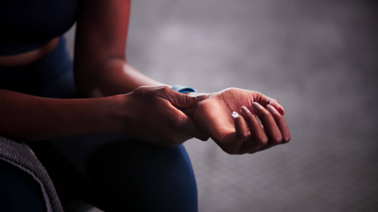 mujer con dolor en la muñeca