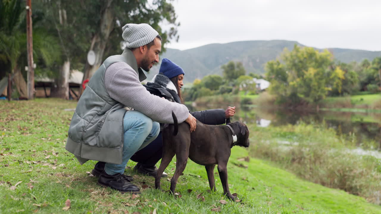 커플, 시골과 호수에서 개와 함께 휴식을 취합니다.