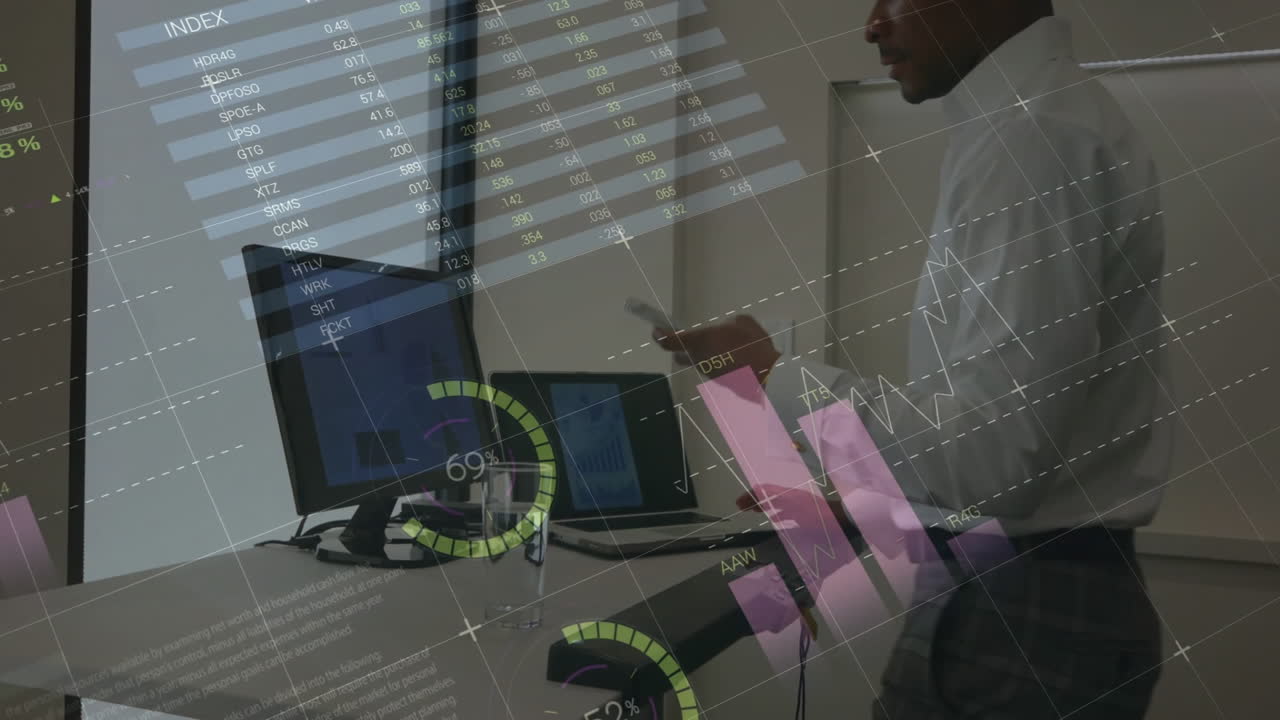 анимация обработки финансовых данных над афроамериканским бизнесменом, использующим смартфон в офисе