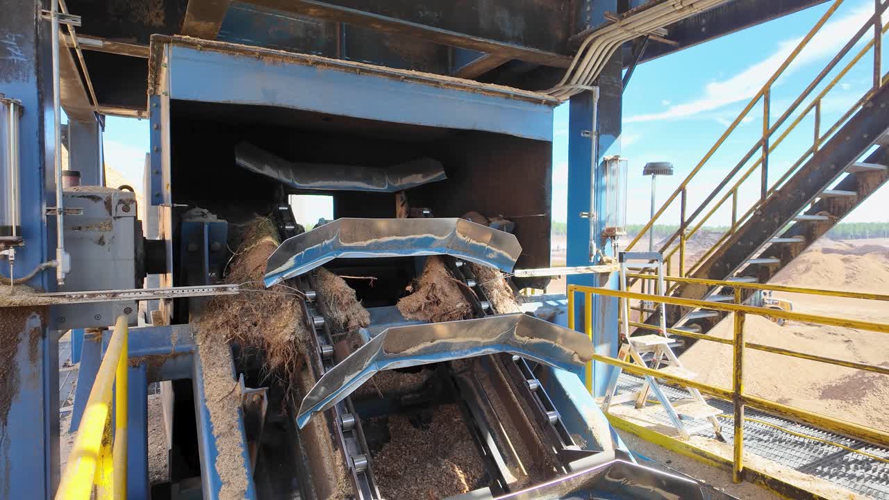 나무 을 가공 하는 데 사용 된 큰 컨베이어 벨트 를 드러내는 닝