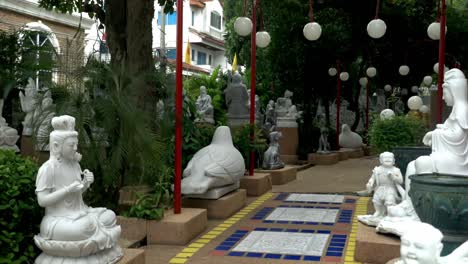 Looking-at-the-beautiful-temple-statues-in-the-temple-in-Bangkok