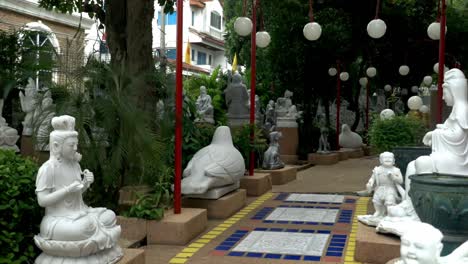 mirando las hermosas estatuas del templo en el templo de bangkok