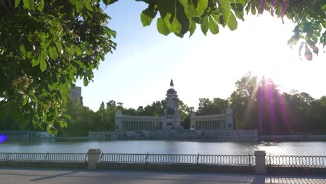 retiro lake on a summers morning with lens flare