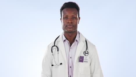 corazón en las manos, médico y hombre negro en el estudio