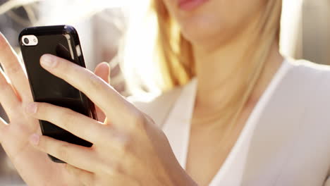 Schöne-Blonde-Frau-Nutzt-Smartphone-Sonneneruptions-Sonnenlicht-Energiekonzept