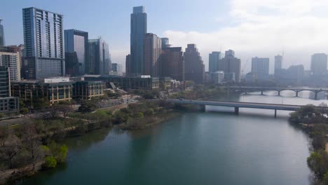 una vista panorámica de las muchas áreas recreativas de la ciudad, desde el extenso parque zilker hasta el pintoresco monte bonnell