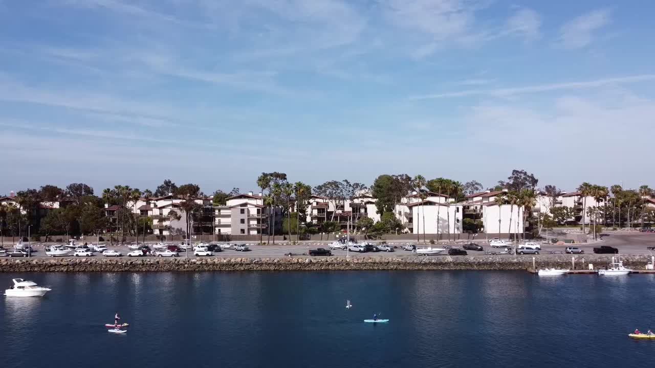 toma aérea del canal del barco con botes en movimiento y remeros