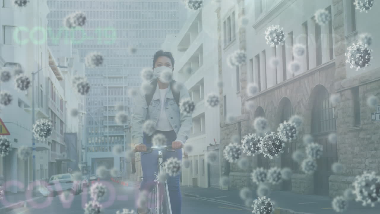 마스크를 쓰고 자전거를 타고 있는 아시아 여성 위에 떠다니는 거대한 코로나19 세포의 애니메이션