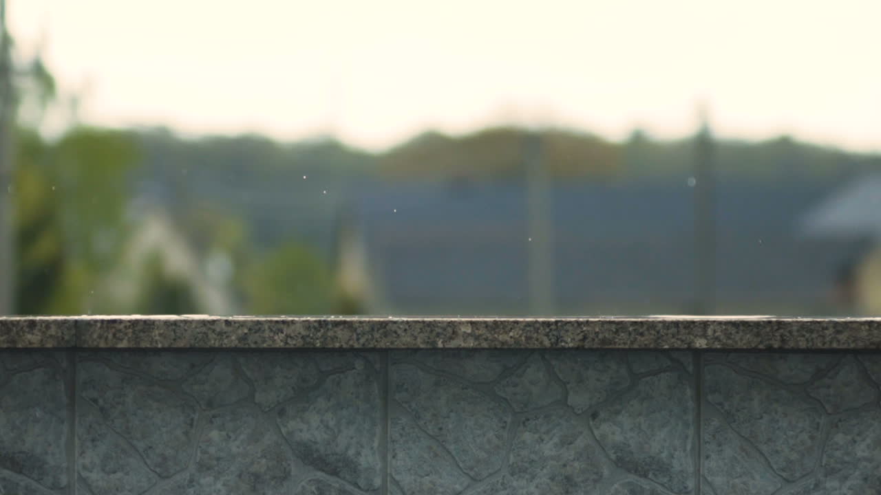 떨어지는 빗방울의 클로즈업 이미지