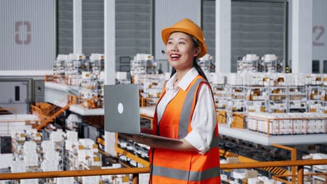 trabajadora en un almacén con una computadora portátil