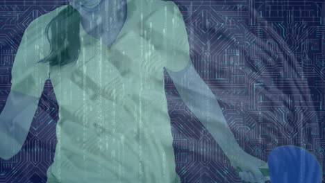 animación del procesamiento de datos sobre mujer caucásica y placa de circuito de computadora