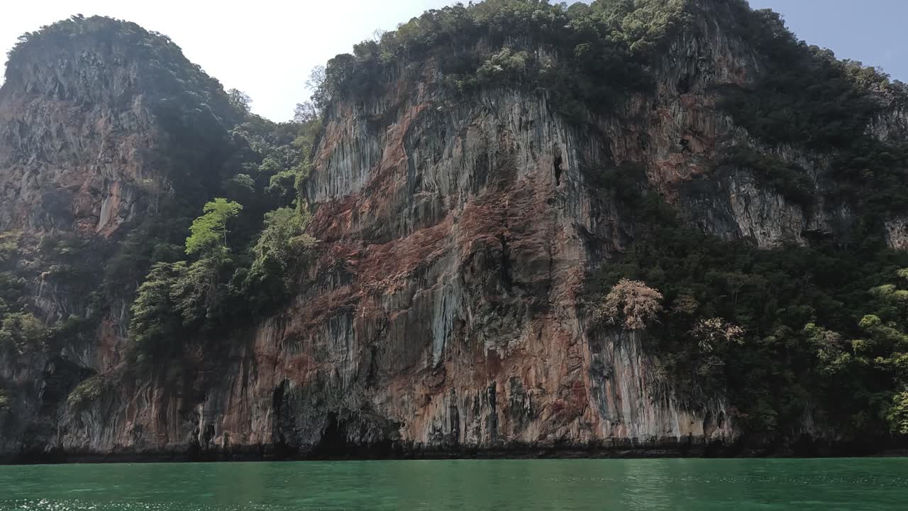 조용 한 산 호수 를 가로질러 보트 여행