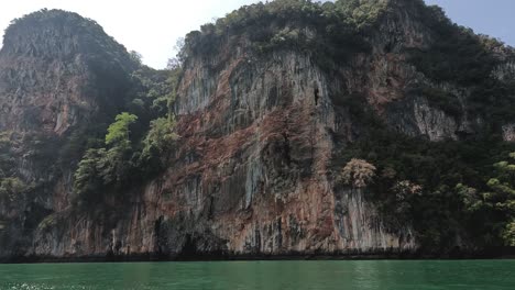viaje en barco a través de un tranquilo lago de montaña