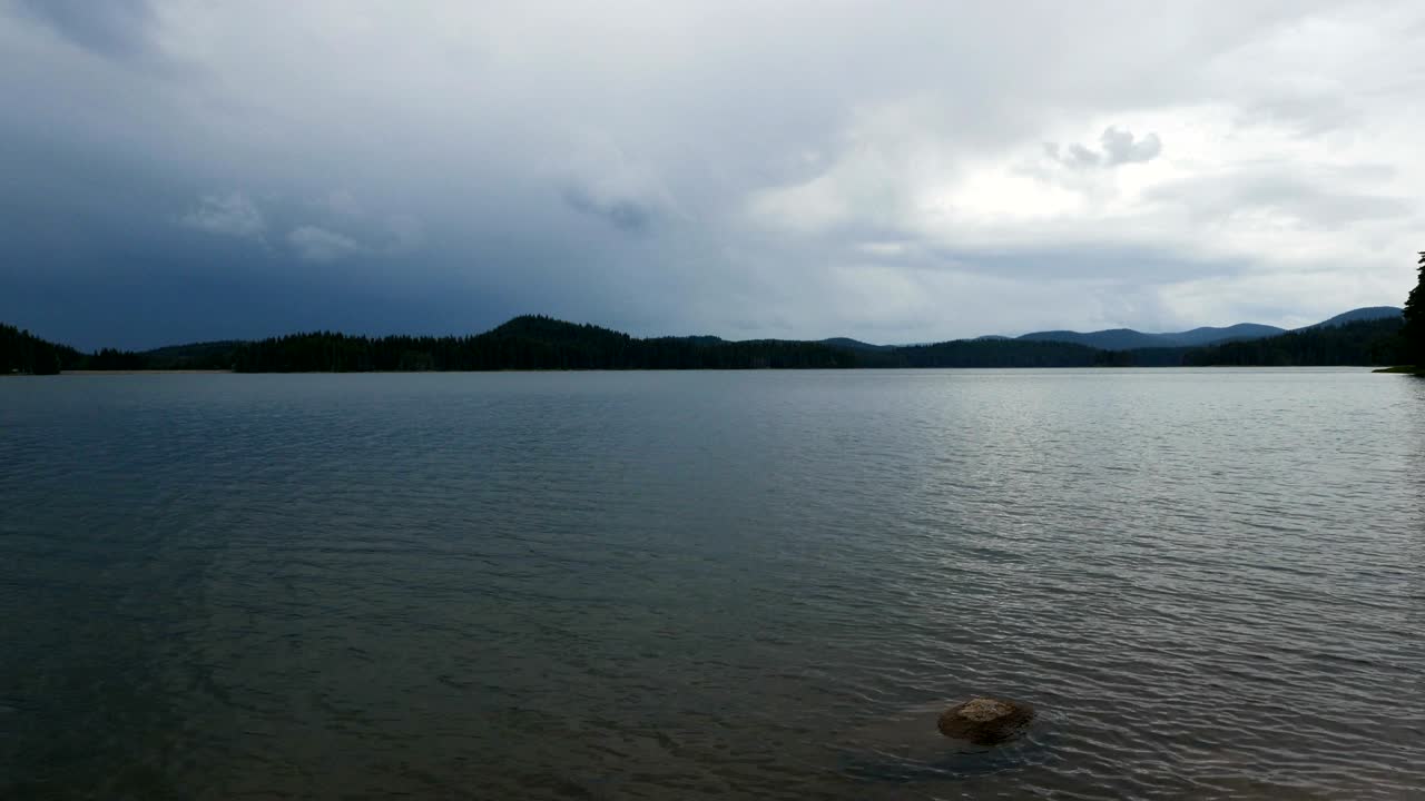 물 풍경과 움직이는 구름