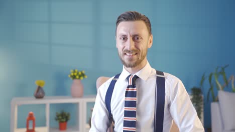joven carismático y elegante sonriendo a la cámara. el apuesto hombre de negocios tiene un estilo único de vestir y estilo de vida.