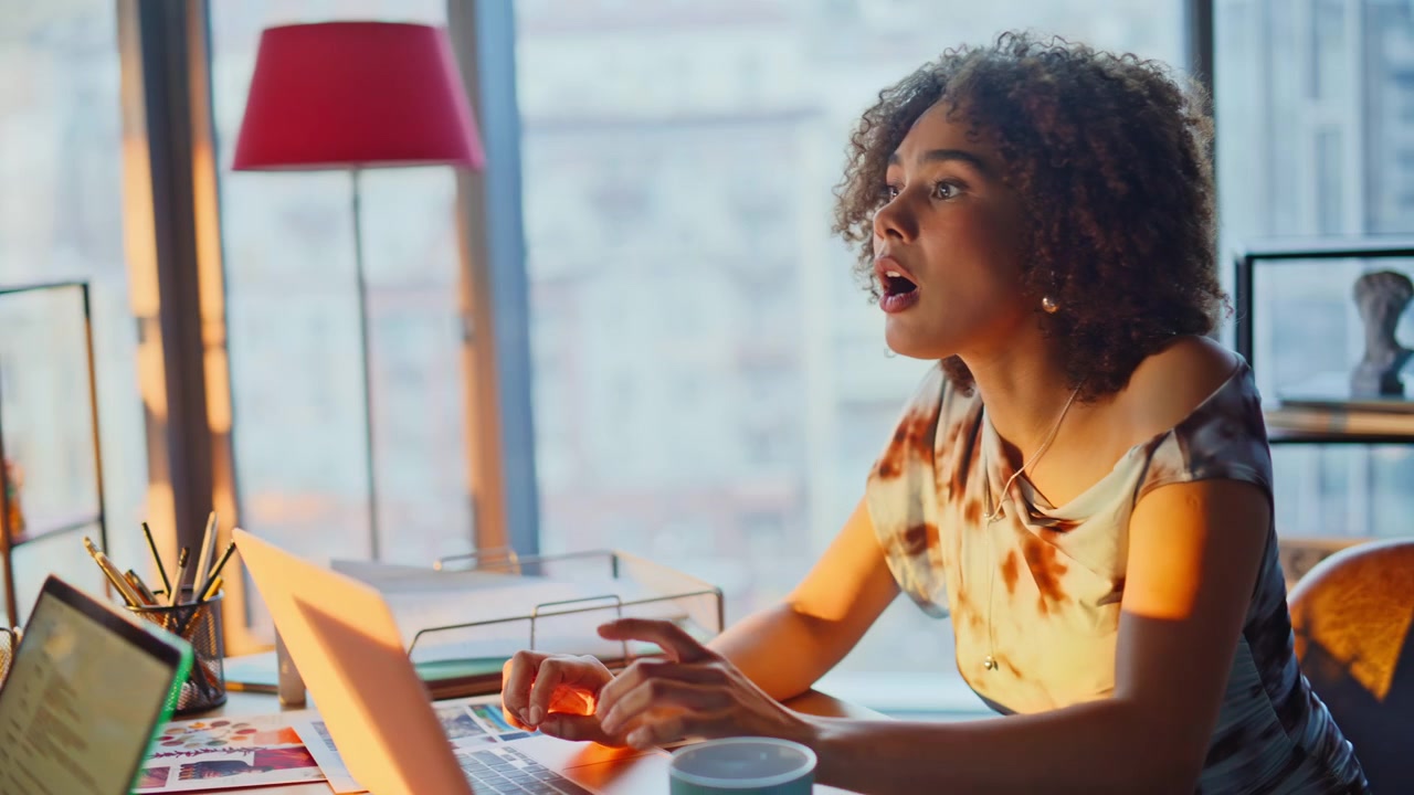Colegas de trabalho frustrados discutindo em ligação telefônica no escritório. Designers estressados em um dia agitado