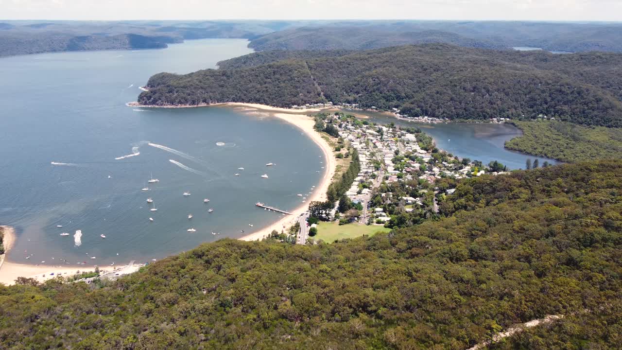 patonga beach bay bushland brisbane water national park 태평양 입구 중앙 해안 관광 nsw 호주 4k의 공중 드론 샷