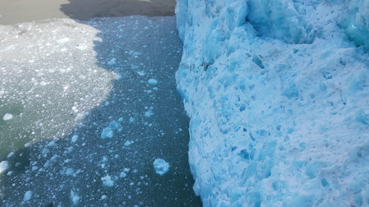 открыть воздушный дрон вид ледника даус, эндикотт-арм фьорд на аляске
