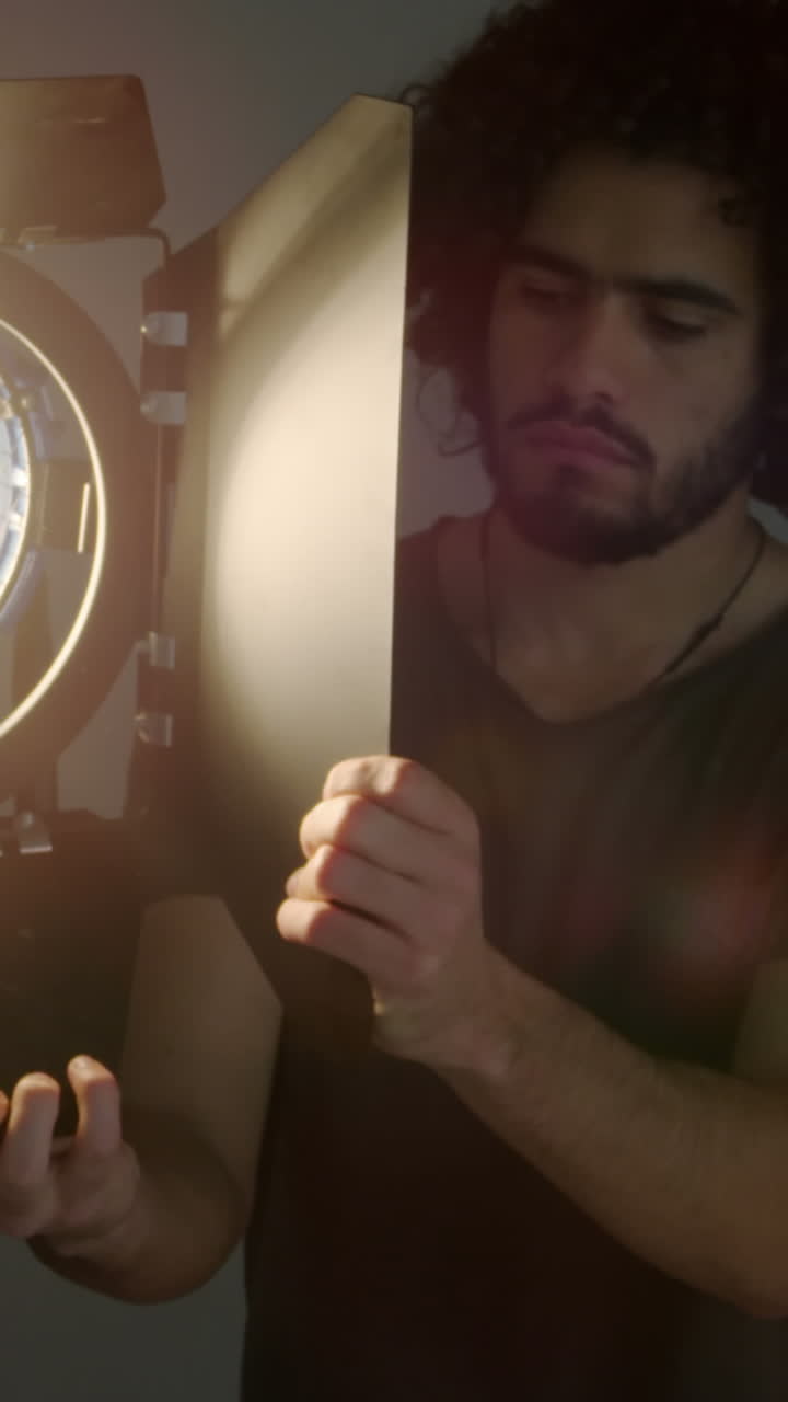 fotógrafo ajustando la luz de enfoque