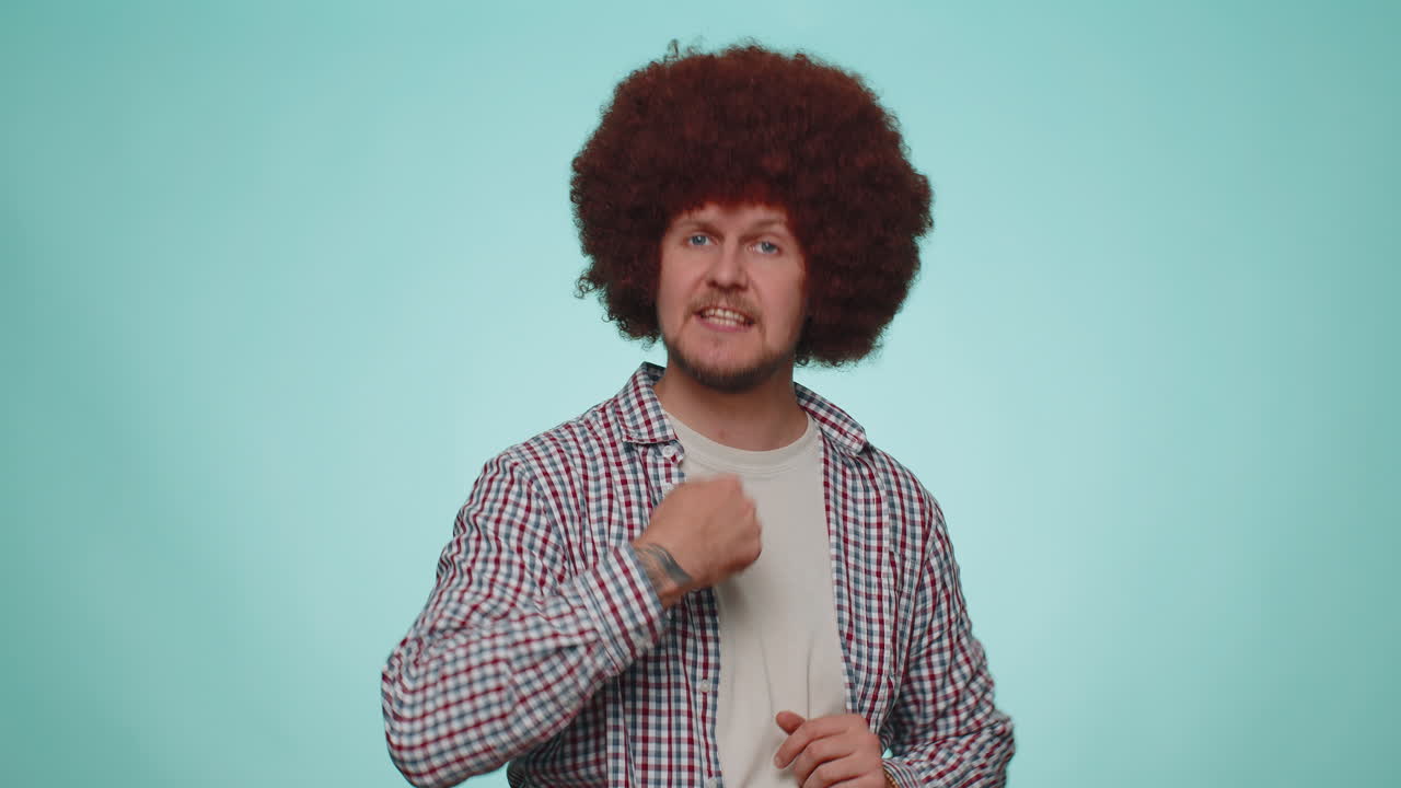 혼란스러운 젊은 성인 남자가 말하기를 누가 왜 나에게 감사하지 않습니까? 나는 그것을 필요로하지 않습니다. 거부, 거부, 정지 표지판.