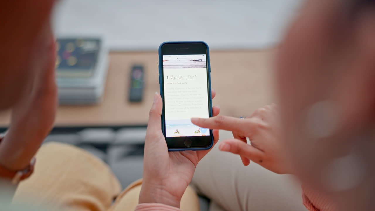 manos, personas y teléfono con sitio web de viajes