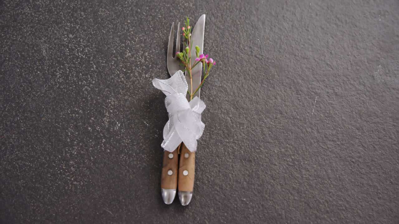 varios cubiertos en la mesa 4k