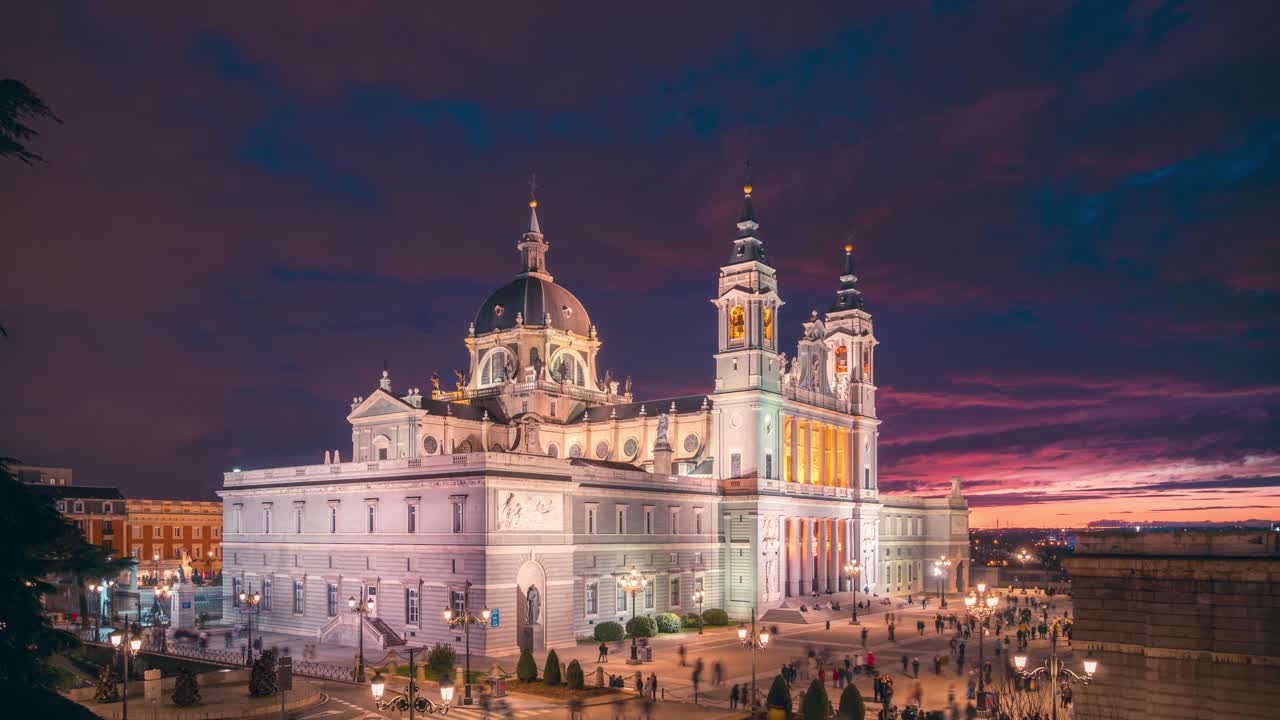 Cattedrale dell'Almudena al tramonto, timelapse a Madrid, Spagna, con bellissime nuvole al tramonto durante l'ora blu