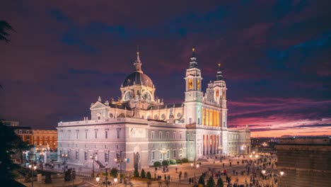 catedral de la almudena durante el lapso de tiempo del atardecer en madrid, españa con hermosas nubes de puesta de sol de hora azul