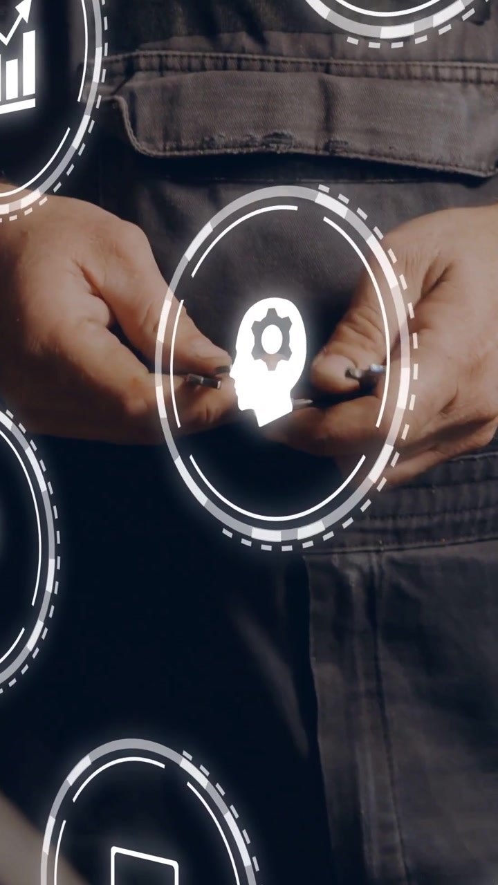 Video verticale: Tecnologia che raccoglie componenti, rifilatura con uno strumento per il controllo qualità, icone HUD di guida.