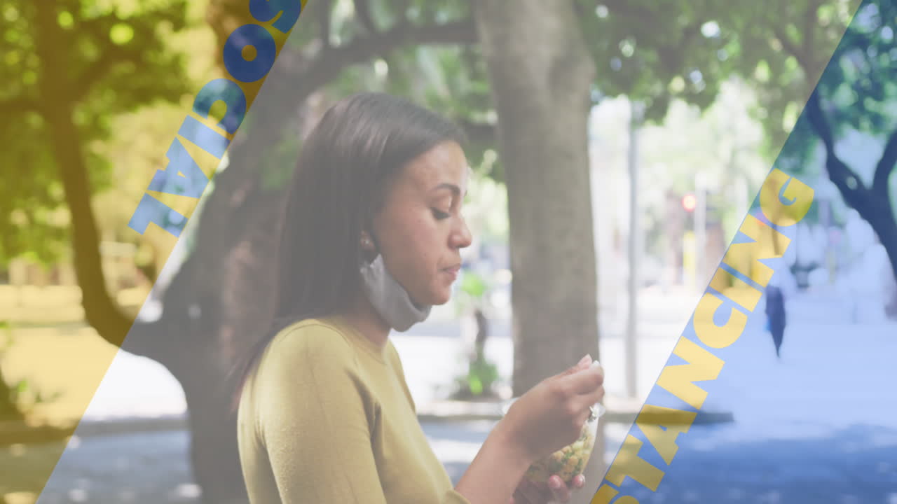 texto de distanciamiento social contra mujer afroamericana con máscara facial bajada tomando un bocadillo al aire libre