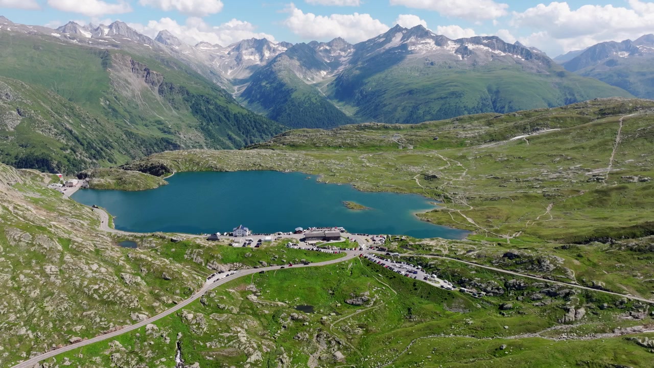 Paesaggio panoramico del Totensee e del Passo del Grimsel nelle Alpi svizzere di Obergoms.