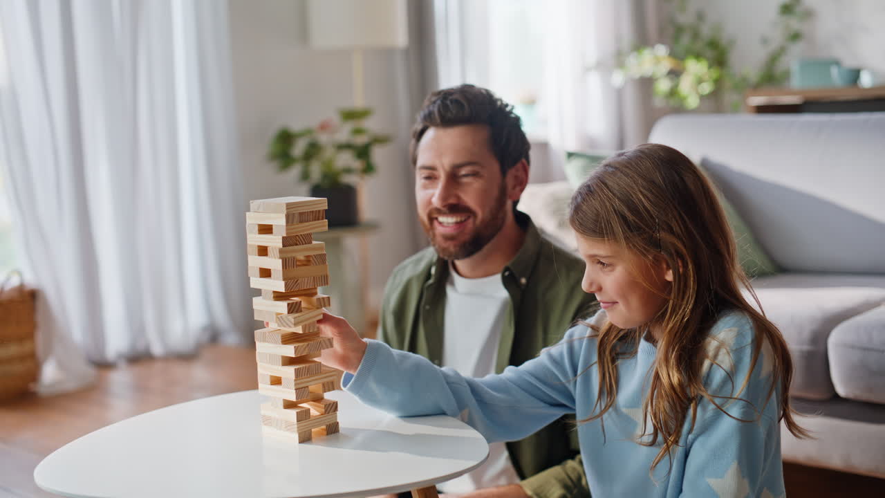 Famiglia che gioca a un gioco da tavolo durante un fine settimana di relax in un appartamento, primo piano