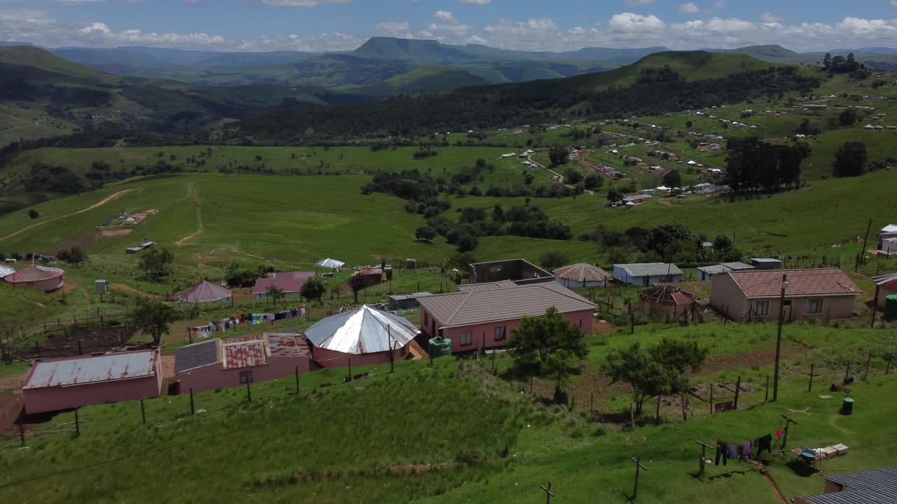 toma de un dron del transkei en sudáfrica: un dron vuela sobre algunas casas tradicionales