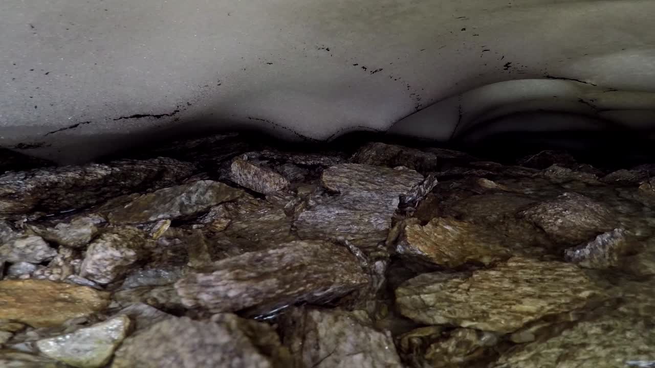 derretimiento de la nieve por debajo de la necesidad