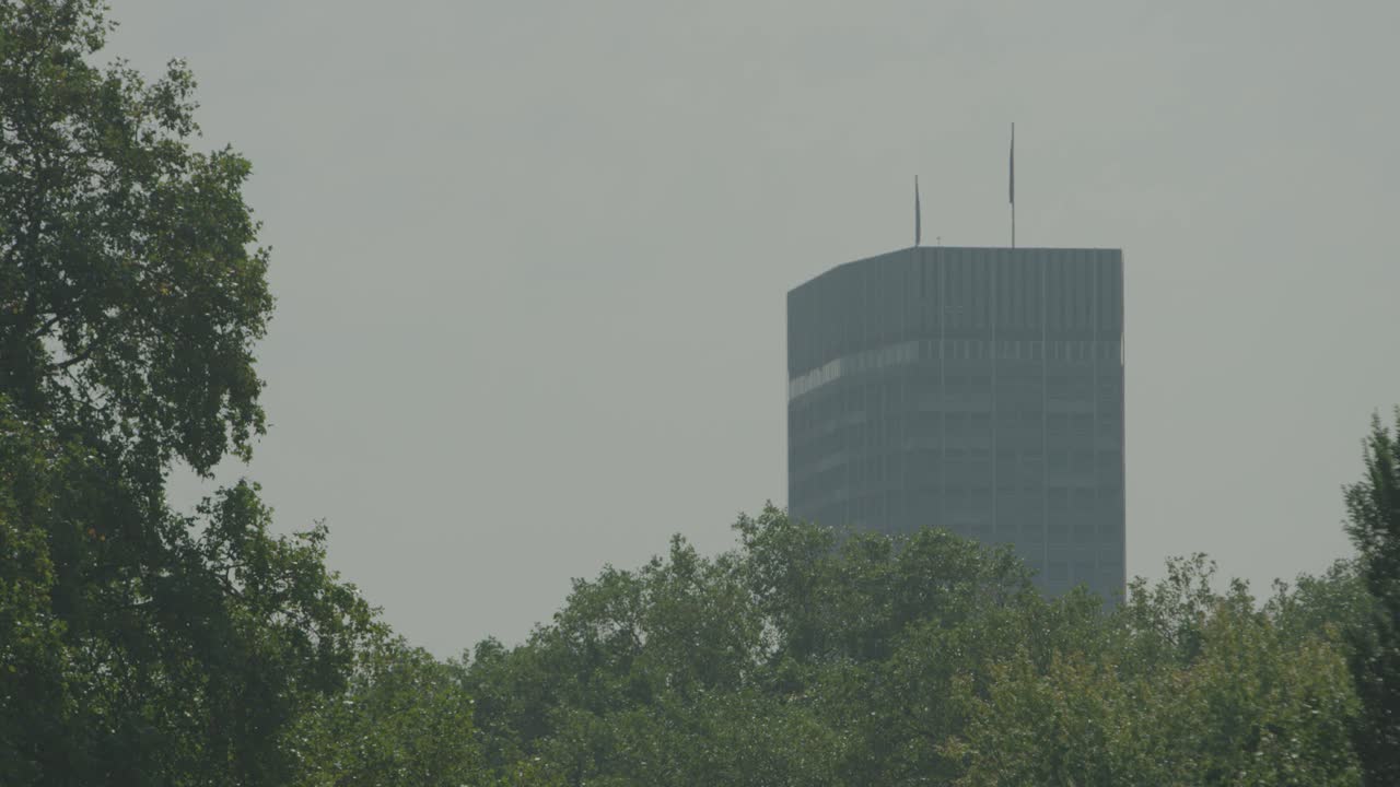 A 5K shot of a building seen from Green Park in London.