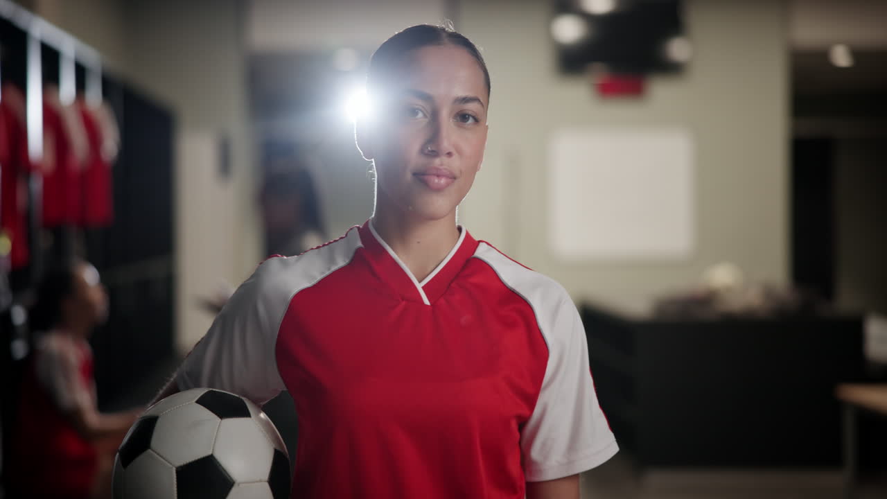 Donna in maglia da calcio con un pallone da calcio