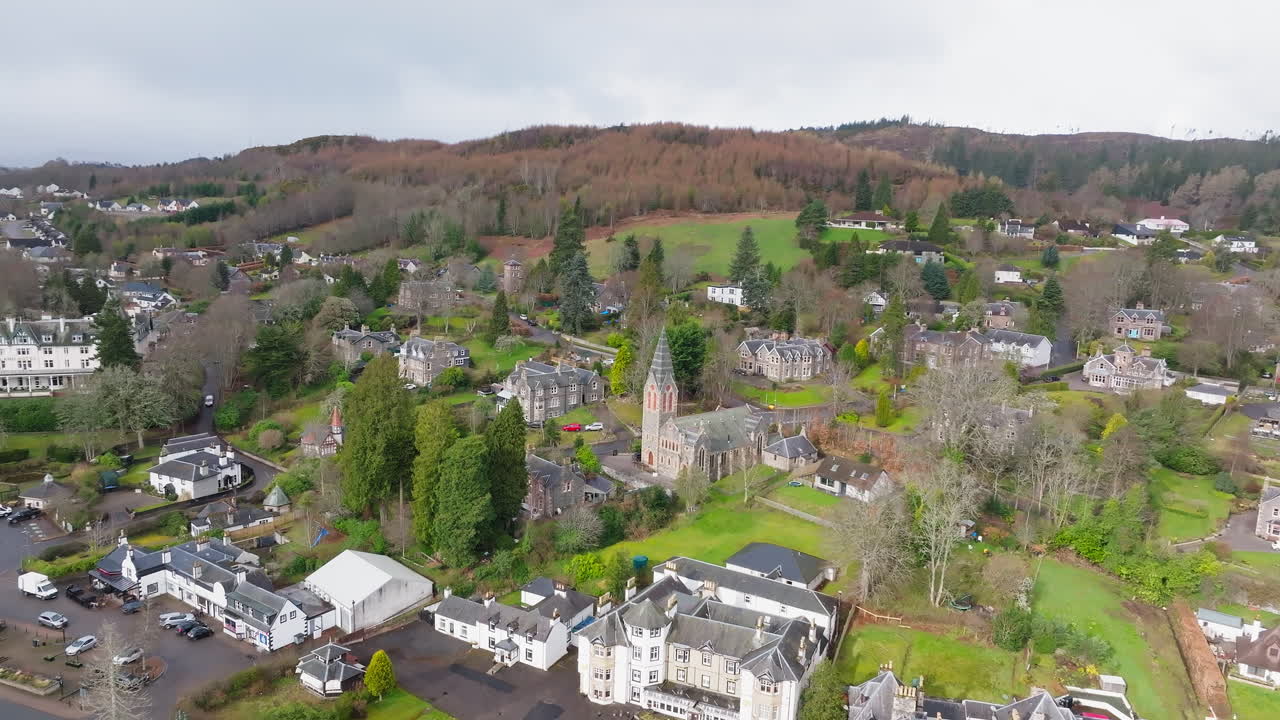 Làng spa Strathpeffer thời Victoria ở vùng Cao nguyên Scotland, Scotland, quay bằng máy bay không người lái