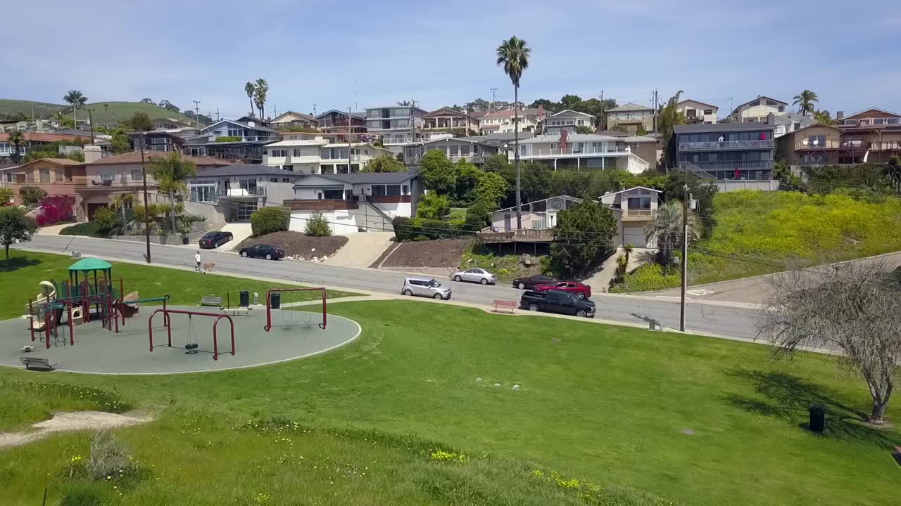 patio de recreo vacío en cámara lenta durante la pandemia de la corona