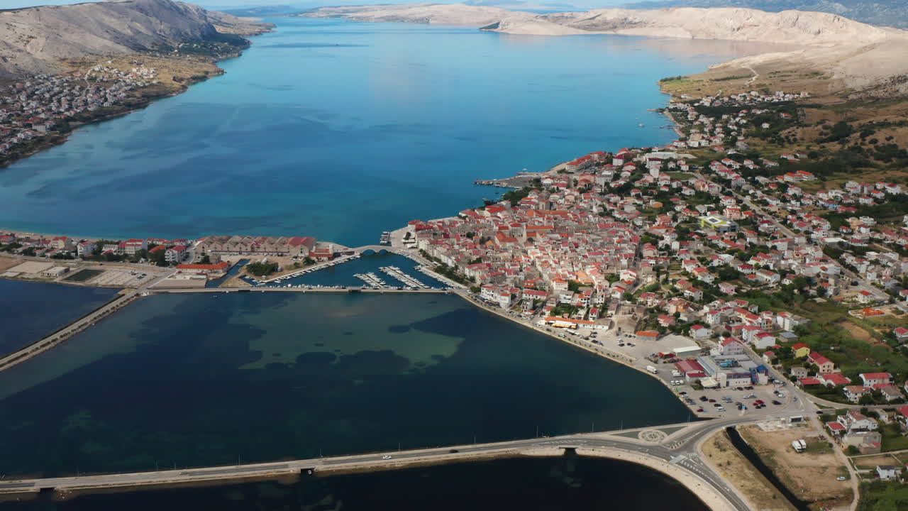 크로아티아 낮에는 잔잔한 바다의 경치를 감상할 수 있는 파그 섬 해안 마을