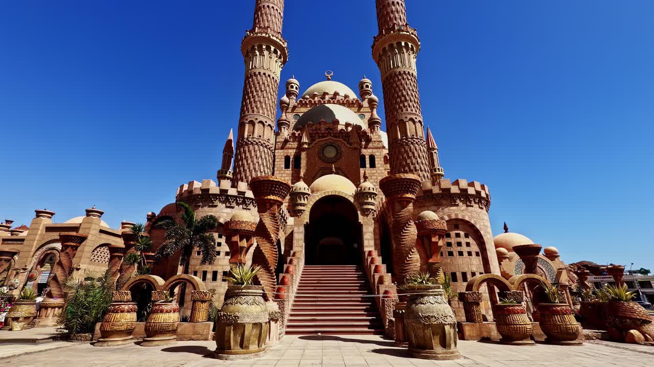Splendida moschea a Sharm El Sheikh con cielo azzurro limpido, che incute soggezione.