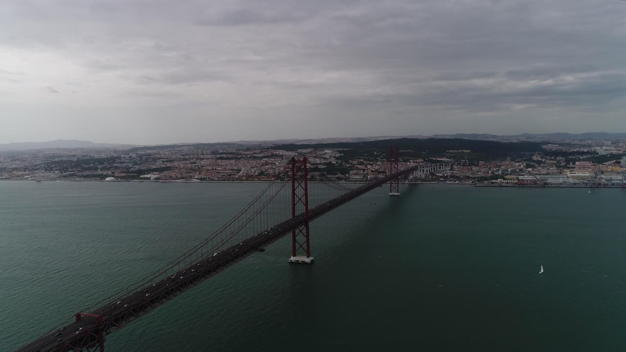 Sorvolo del Ponte 25 Aprile a Lisbona, Portogallo
