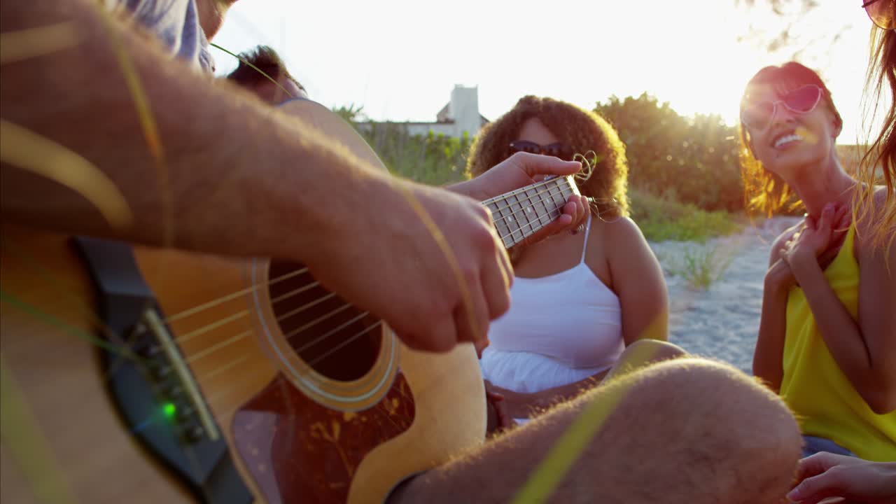 personas multiétnicas disfrutando de fiestas en vacaciones en la playa