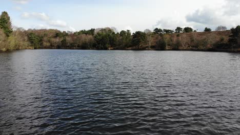 Luftaufnahmen-Fliegen-Tief-über-Squabmoor-Reservoir-In-Woodbury-Common