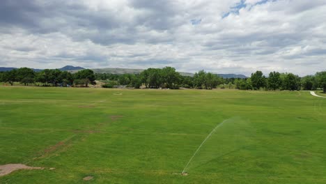 Un-Vuelo-De-Drones-Solo-Le-Faltan-Aspersores-En-Un-Parque-Local