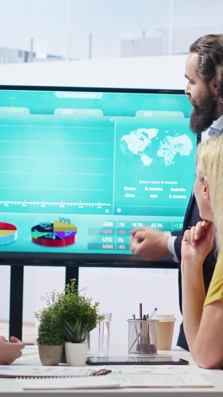 Vertical video Broker agent presents stock market analytics to mother and daughter