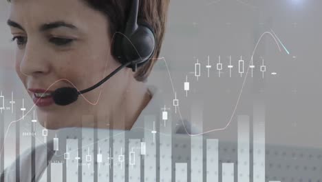 animación del procesamiento de datos financieros y estadísticos sobre una mujer de negocios con auriculares de teléfono