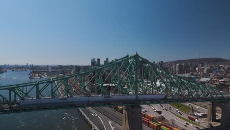 몬트리올 섬에 있는 자크 카르티에 다리 (jacques-cartier bridge) 는 캐나다  주 몬트리얼에서 세인트 로렌스 강 (saint lawrence river) 을 가로지르는 자동차와 함께 촬영된 항공 영상이다.