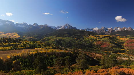 Vistoso-Colorado-Monte-Sniffels-Dallas-Rango-Aéreo-Cinematográfico-Zumbido-Soleado-Mañana-Otoño-Colores-De-Otoño-San-Juans-Ridgway-Ralph-Lauren-Rancho-14er-Millón-De-Dólares-Autopista-Montañas-Rocosas-Movimiento-Ascendente