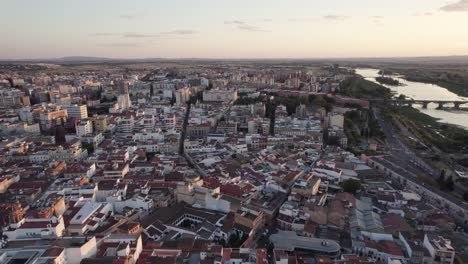 Sobrevuelo-De-Drones-Sobre-El-Paisaje-Urbano-Ribereño-De-Badajoz-Durante-Las-Luces-Del-Atardecer,-España